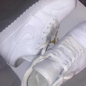 AIR JORDAN 1 LOW - Super flotte AIR JORDAN 1 LOW til kvinder, kun brugt en gang til konfirmation ellers ikke brugt, der er lidt selvbruner i kanten af skoene men ikke noget der er forsøgt og vaskes af endnu.💕 Ny pris 1100 bud gerne