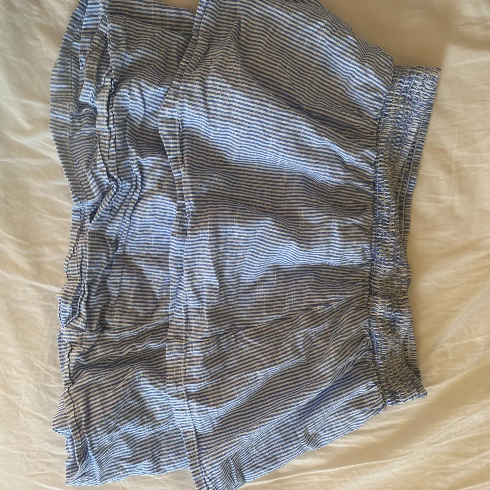 Säljer en söt blå och vit randig kjol med volangdetaljer. Perfekt för varma sommardagar! Kjolen är dock i storlek L men passar perfekt på mig som har s. Kan dessutom användas som topp med.. Hameet.