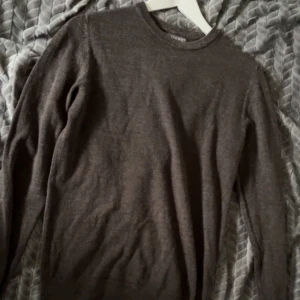 Brun tröja från Primark - Säljer en stilren brun tröja från Primark i storlek S. Tröjan har en klassisk design med långa ärmar och rund halsringning. Perfekt för kyligare dagar och lätt att matcha med olika outfits.