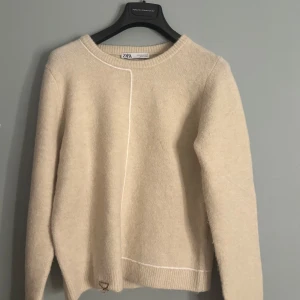 Zara stickad tröja - Säljer jätte populär o slutsåld tröja från Zara med en fin detalj, i storlek M (liten i storlek) , använd en gång så inga defekter❤️
