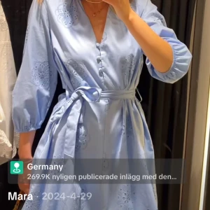 Klänning  - Säljer denna fina klänning från Zara, endast använd 1 gång så bra skick! Lånade bilder💖