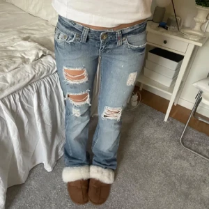 Lågmidjade jeans - Säljer dessa as snygga Lågmidjade jeansen💗har en liten fläck på ena benet som man kan se i anonsen men som man verkligen inte tänker på💗💗