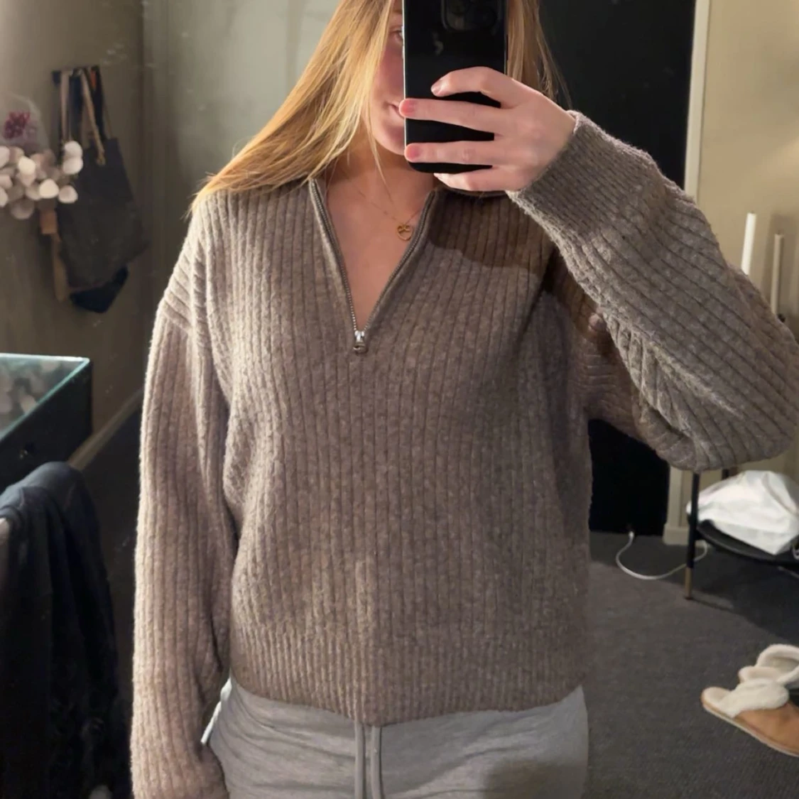 Beige ribbad tröja med dragkedja