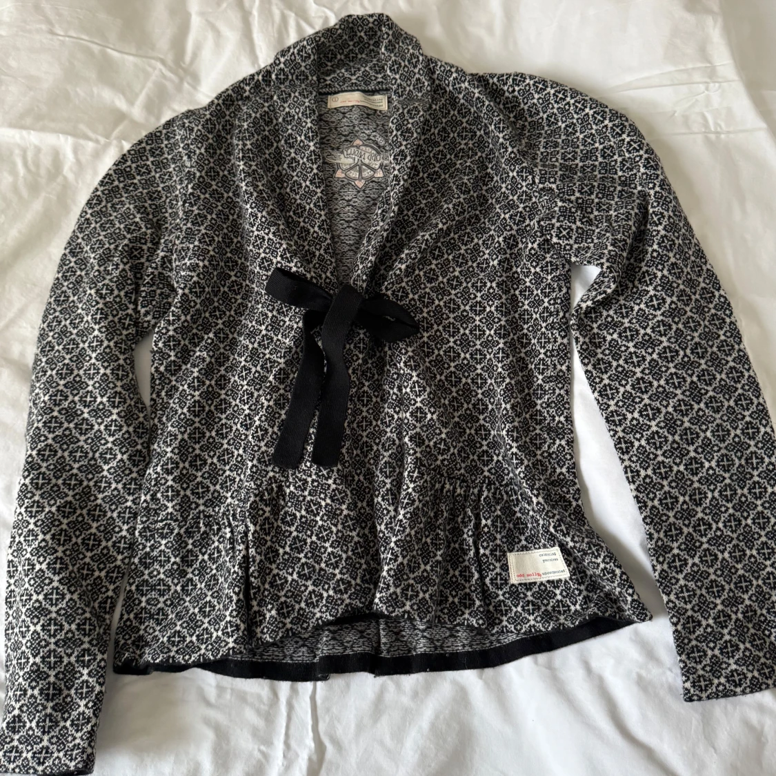 Svart mönstrad kofta från Odd Molly