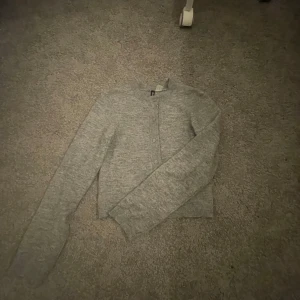 Grå kofta från hm  - Grå kofta från hm, köpt för 200kr💓 storlek xss-xs använd 2-3 gånger 