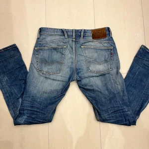 Replay JETO  - Riktigt feta jeans från Replay med en sliten look och ljusa tvättade detaljer. Jeansen har unika egenskaper och slitningarna gör dom mer personliga. Jeansen har lagats en gång i skrevet men har hållt hur länge som helst efter det. Verkligen inga problem. Perfekta för en skön stil till skolan, jobbet eller till festen🤙🤩🤑W32 L34