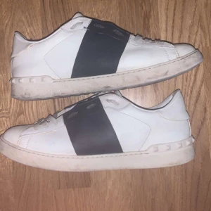 Vita sneakers med blå detalj - Snygga vita sneakers från Valentino lite slitna vid toppen och på sidan bilder kan fås om ni är intresserade kom gärna med bud. Dom ligger ute för de priser för som sagt dom är inte i topp skick men skulle säga att dom är 7/10 i betyg.  Mvh/Kasper 
