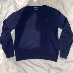 Mörkblå tröja från Ralph Lauren - Säljer en stilren mörkblå tröja från Ralph Lauren i 100% Pima bomull. Storlek M men passar mycket bra som S! 