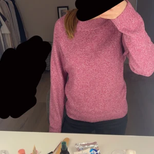 Rosa stickad tröja - Säljer en mysig rosa stickad tröja med långa ärmar. Perfekt för kyligare dagar och ger en skön och avslappnad stil. Passar bra till både jeans och kjol.