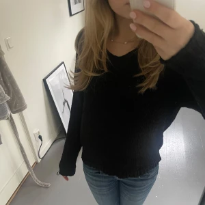 Svart stickad tröja - Säljer en svart stickad tröja med ett snyggt hålmönster. Tröjan har långa ärmar och en avslappnad passform. På ena armen finns n liten deflekt, se bild 3💖Skriv gärna vid frågor och fler bilder!