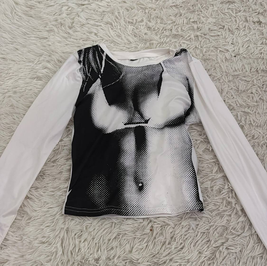 Svartvit långärmad topp med tryck