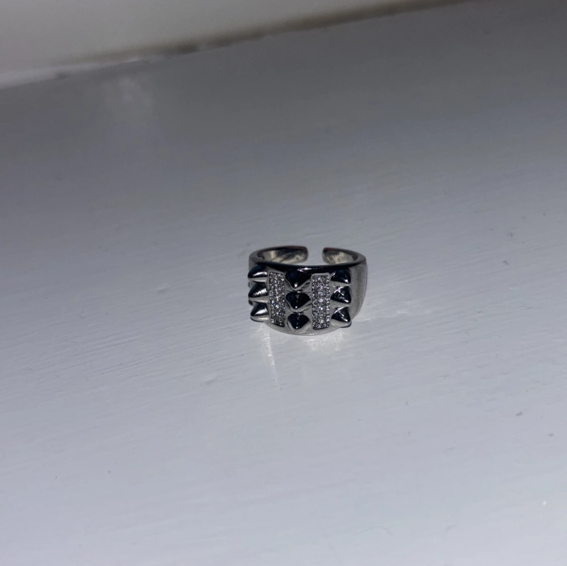 Silverfärgad ring med hjärtdetaljer