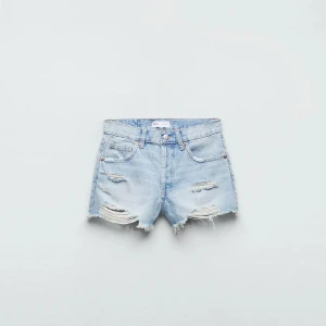 Ljusa jeansshorts med slitningar från zara - Möts bara upp, använda fåtal gånger, pris kan diskuteras vid snabb affär