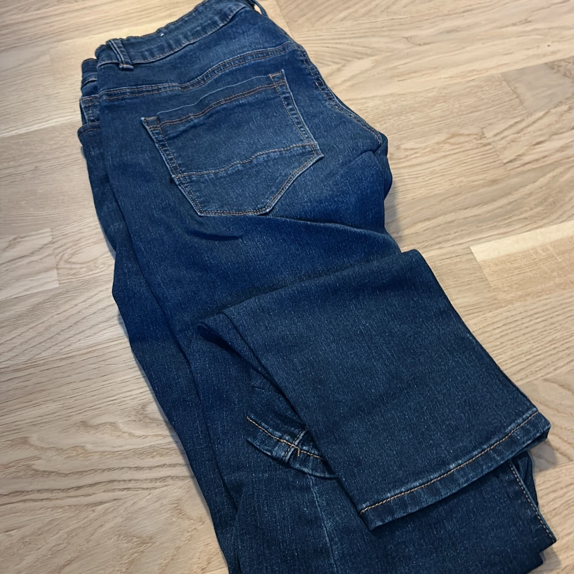 Mörkblå jeansbyxor från D.M.D du får med två stycken 