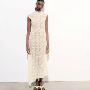 SÖKER denna spetsklänning från zara - Söker denna spetsklänning från zara i xs/s