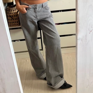 Blå jeansbyxor från NA-KD - Snygga blå jeansbyxor från NA-KD med en klassisk femficksdesign. Byxorna har en rak passform och en låg midja , vilket ger en bekväm och stilren look. Perfekta för en avslappnad stil. Aldrig använda och kommer med prislapp. 