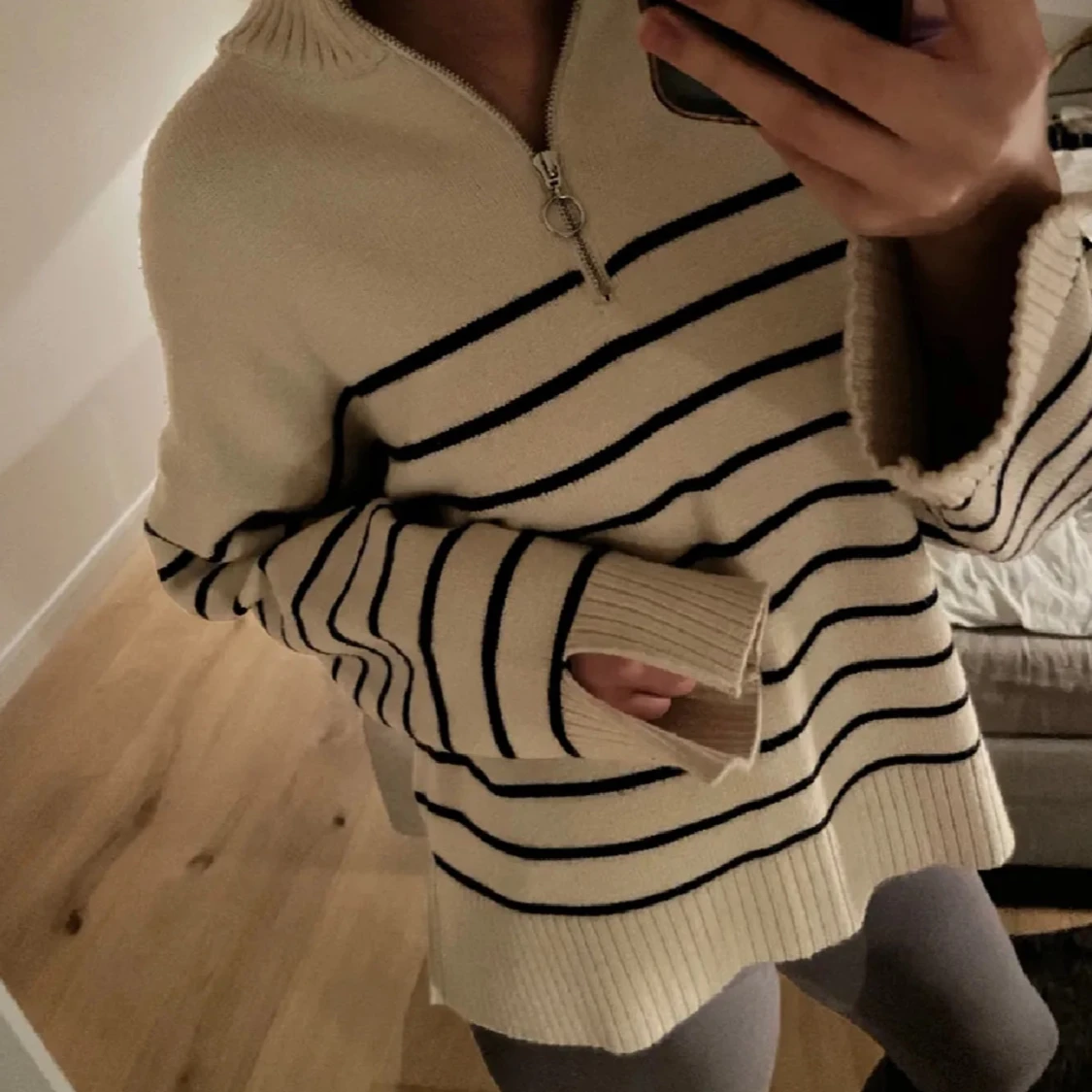 Beige och svart randig tröja med dragkedja