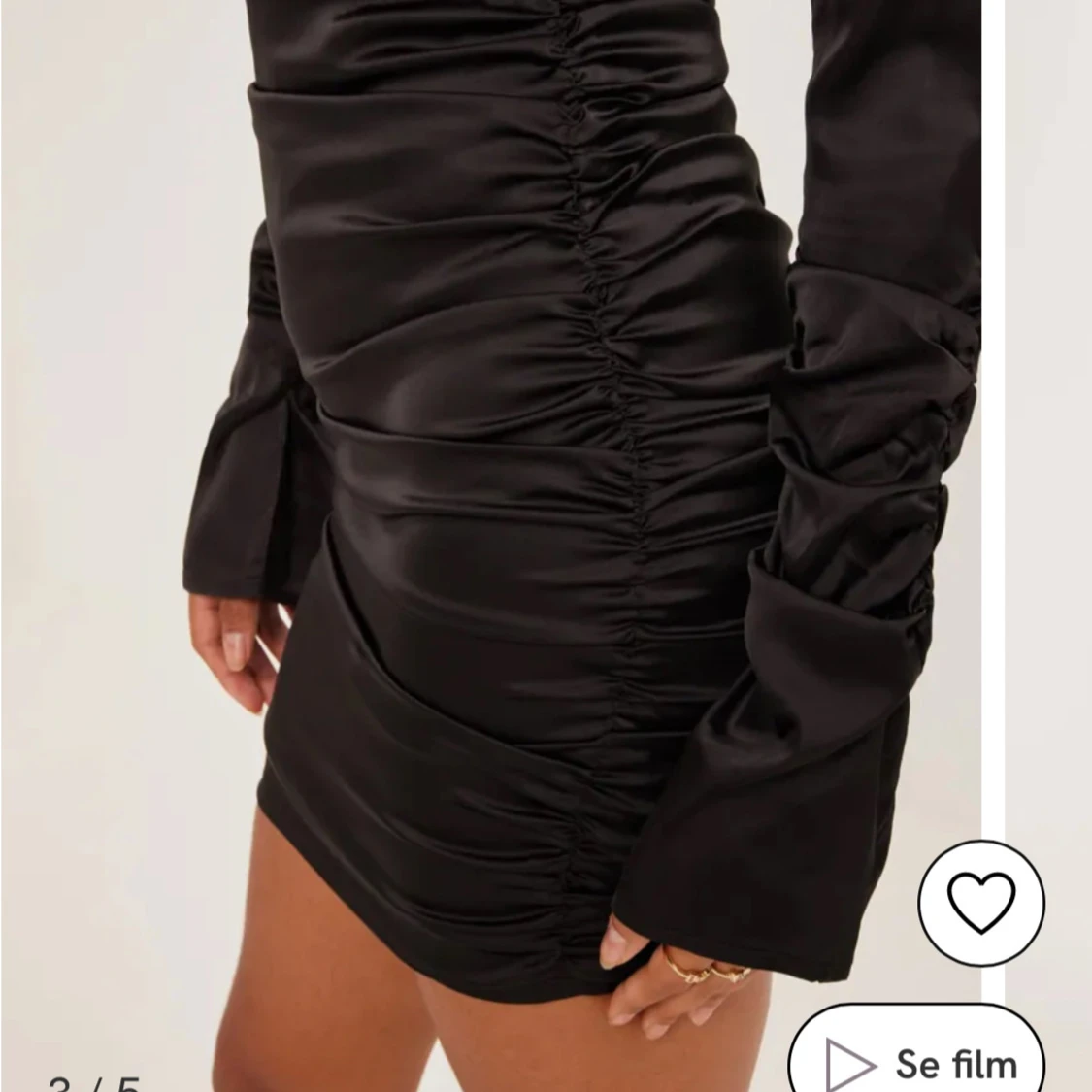 Svart klänning med rynkdetaljer - 4