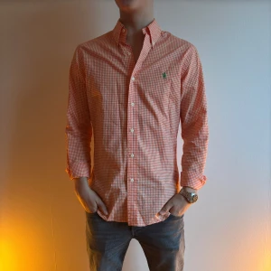 Ralph Lauren Orange rutig skjorta  - Ralph Lauren Skjorta👔 Storlek: M Defekter:Inga  Pris: 250 kr Vid frågor eller funderingar skriv privat, fraktas så fort som möjligt vid köp🙌