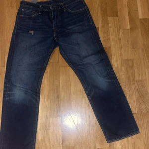 Levi's 504 jeans - Säljer ett par klassiska Levi's 504 jeans i mörkblå denim. De har en rak passform och är tillverkade i slitstarkt jeansmaterial. Perfekta för en avslappnad stil.