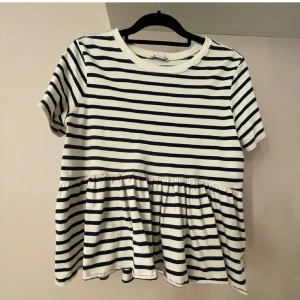 Volang tröja - En super fin tröja från Zara i vit och marinblå. Säljer för att den inte kommer till andvändning. Pris kan diskuteras  