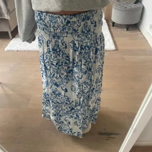 Långkjol/klänning - Säljer denna lång kjol/ klänning fast i helt mörkblå, skriv för bilder🩷 Pris kan diskuteras