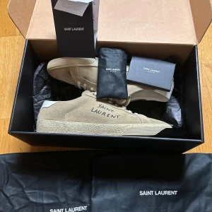 Saint Laurent skor SL/06 - Saint Laurent skor i 10/10 skick. Allt og ingår även kvitto. Storleken på skorna är 42.5 men sitter som 43.