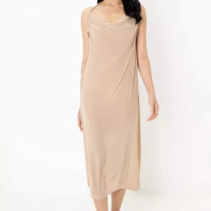 Zara strl S Beige strandklänning / långklänning med öppen rygg - Vacker beige strandklänning / långklänning i ett mjukt och glansigt material. Klänningen har en öppen rygg och smala axelband som knyts i nacken. Perfekt för en  sofistikerad beach look. Strl S. Fint skick. Se gärna mina övriga annonser för fler sommarkläder, stor utrensning.