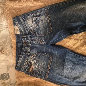 Diesel jeans - Snygga blå bootcut jeans med slitna detaljer och coola broderier på bakfickorna. Säljer då de inte passar. Storlek w25 och L34. Önska de passa för de är så snygga. Våga pruta💕