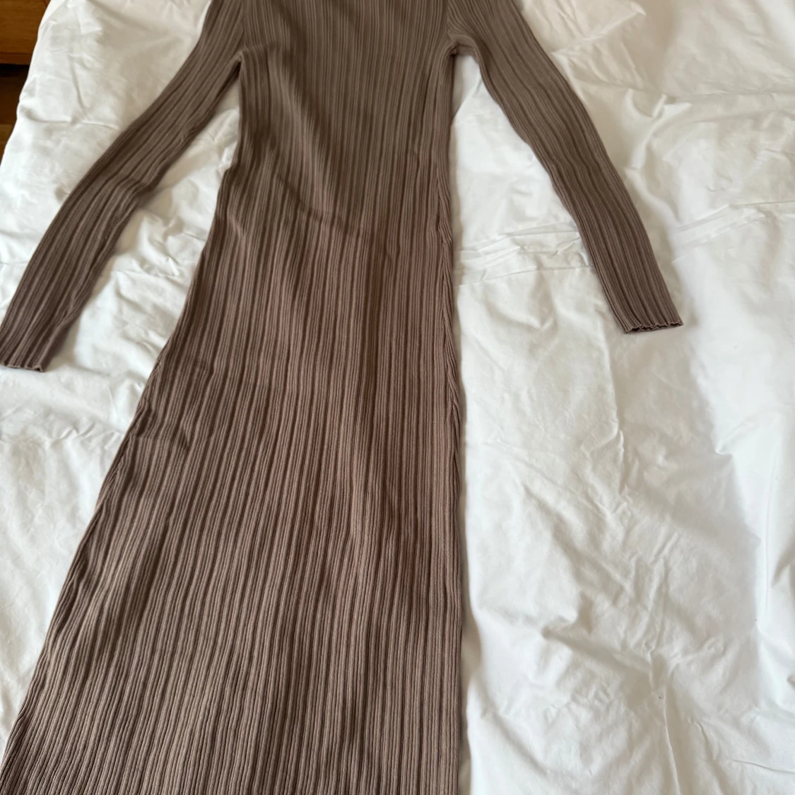  Ribbad klänning från Neo Noir i färgen Taupe - 1