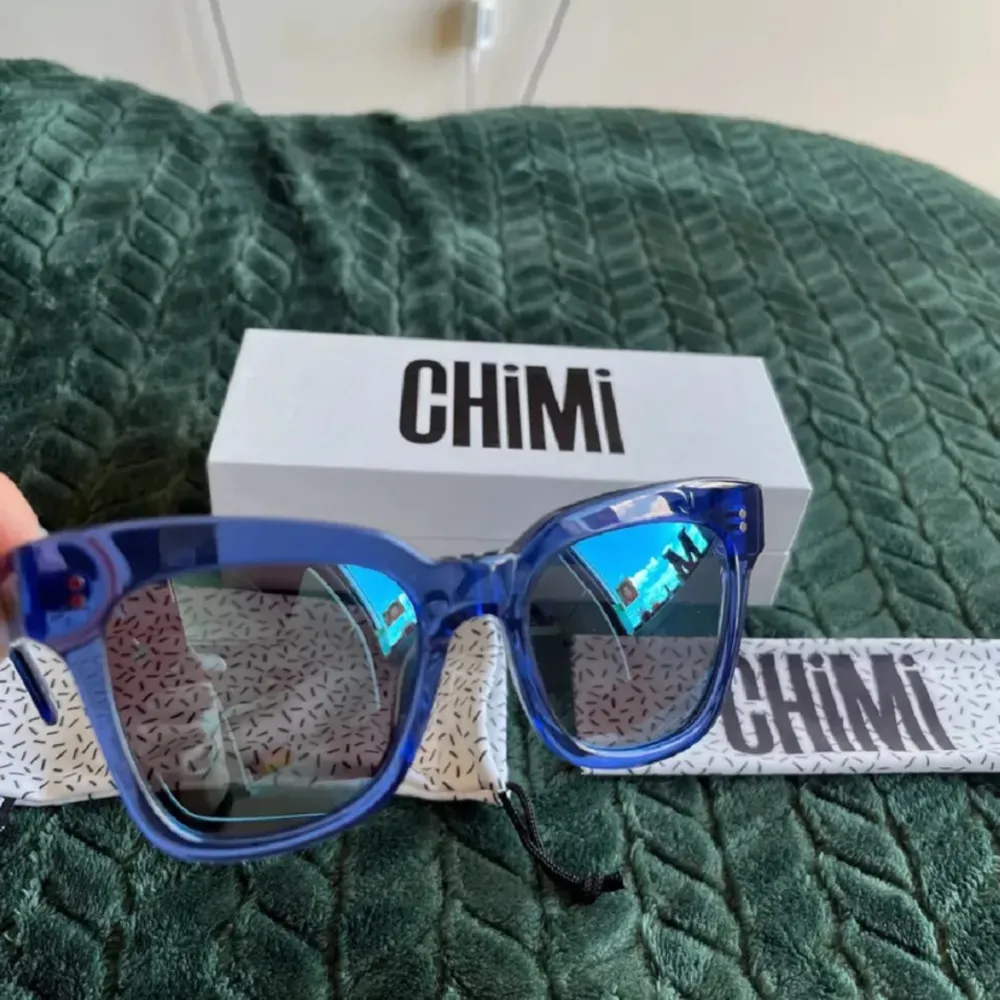 Säljer dessa limited edition chimi i modell 005 med spelgelglas som inte säljs längre!! Så fin blå färg 😍Låda och allt följer med då de knappt är använda på grund av att jag har flera. Första bilden är lånad. Tryck gärna på köp nu . Asusteet.