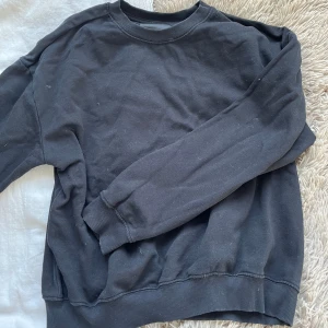 Svart tjocktröja - Svart tjocktröja från lager 157. (Kommer dra av med roller innan frakt, så tänk inte på håret, drar åt sig mycket bara😉)