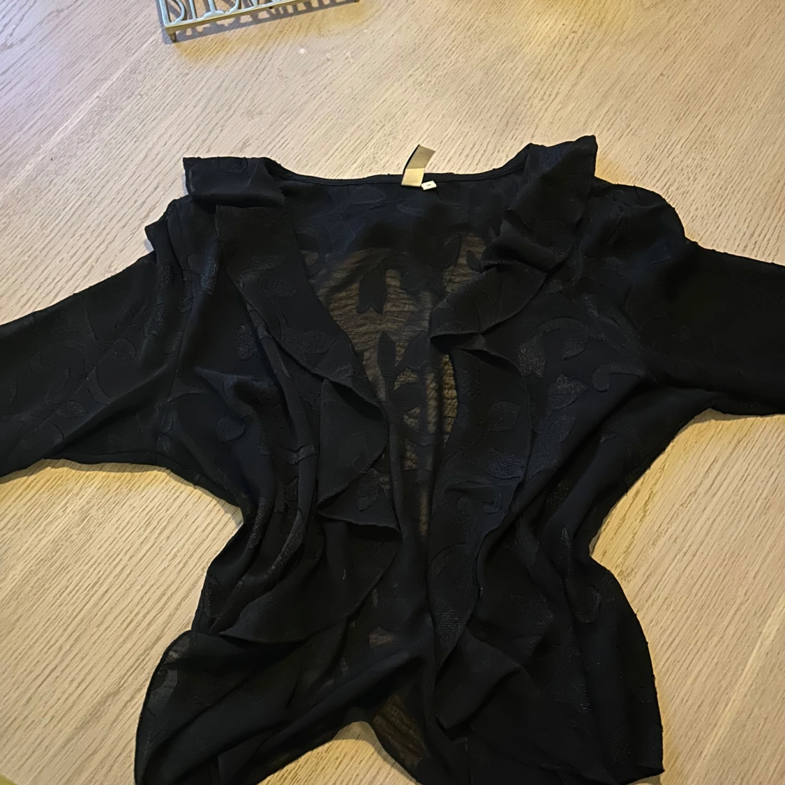 Svart blus med volang