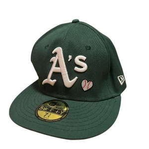 59fifty cap - En snygg keps som jag köpte på Vinted så kan inte garantera äkta men den är väldigt snygg men för liten för mig. Strl 57,7 men sitter mer som 56,8