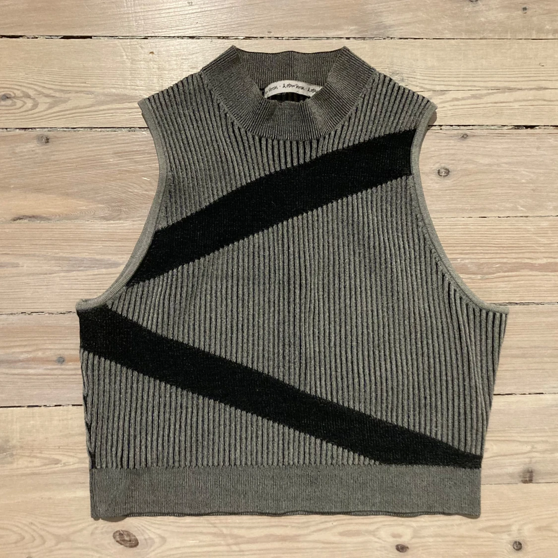 Grå ribbad ärmlös topp från and other stories  - 1