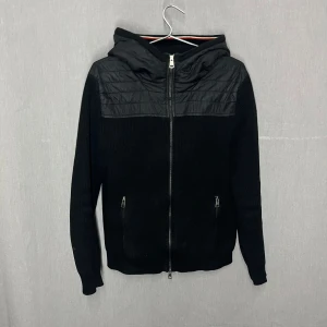 Moncler Cardigan  - Riktigt snygg Äkta Moncler cardigan i bra skick, ett litet brännmärke på högra ärmen som inte märks av även lite slitna vid ärmsluten. Står storlek L men sitter som en M. Skriv för fler bilder eller vid funderingar 😁🙌