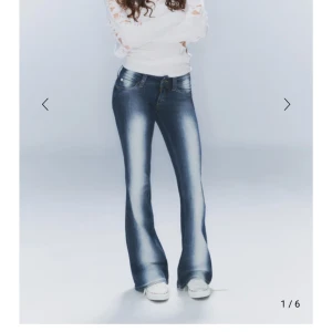 Blå bootcut jeans - Säljer dessa jättefina jeans för dom tyvärr inte kommer till användning skriv för egen bilder💓storlek 26/32