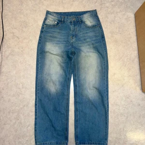 The perfect baggy denim -HypeDept - blå baggy jeans från märket Hypedept med en avslappnad passform. Dom kallar de för the perfect baggy denim i den ljusblå färgen, sitter som en smäck med ett par Timbs, ej använda då midjan var för liten