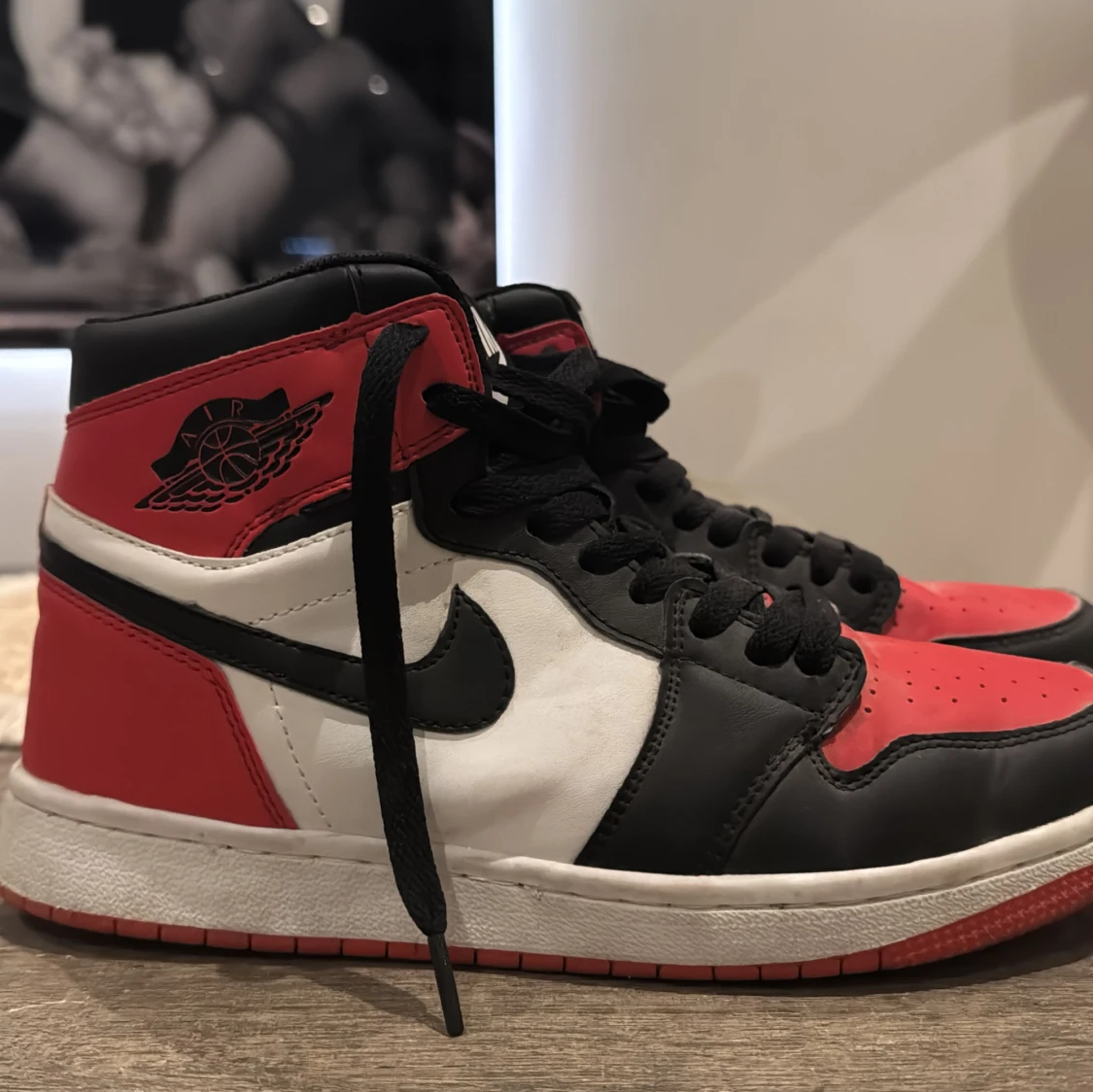 Nike Air Jordans i svart, röd och vit - 1