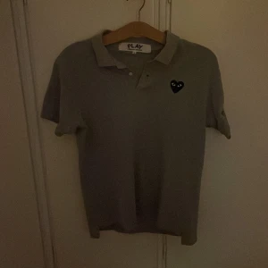 Grå Comme des Garçons piké - Grå Comme des Garçons piké i storlek L men som sitter  som M. Riktigt bra skick och inga defekter. Priset är ej hugget i sten! Hör av er för fler bilder eller frågor!