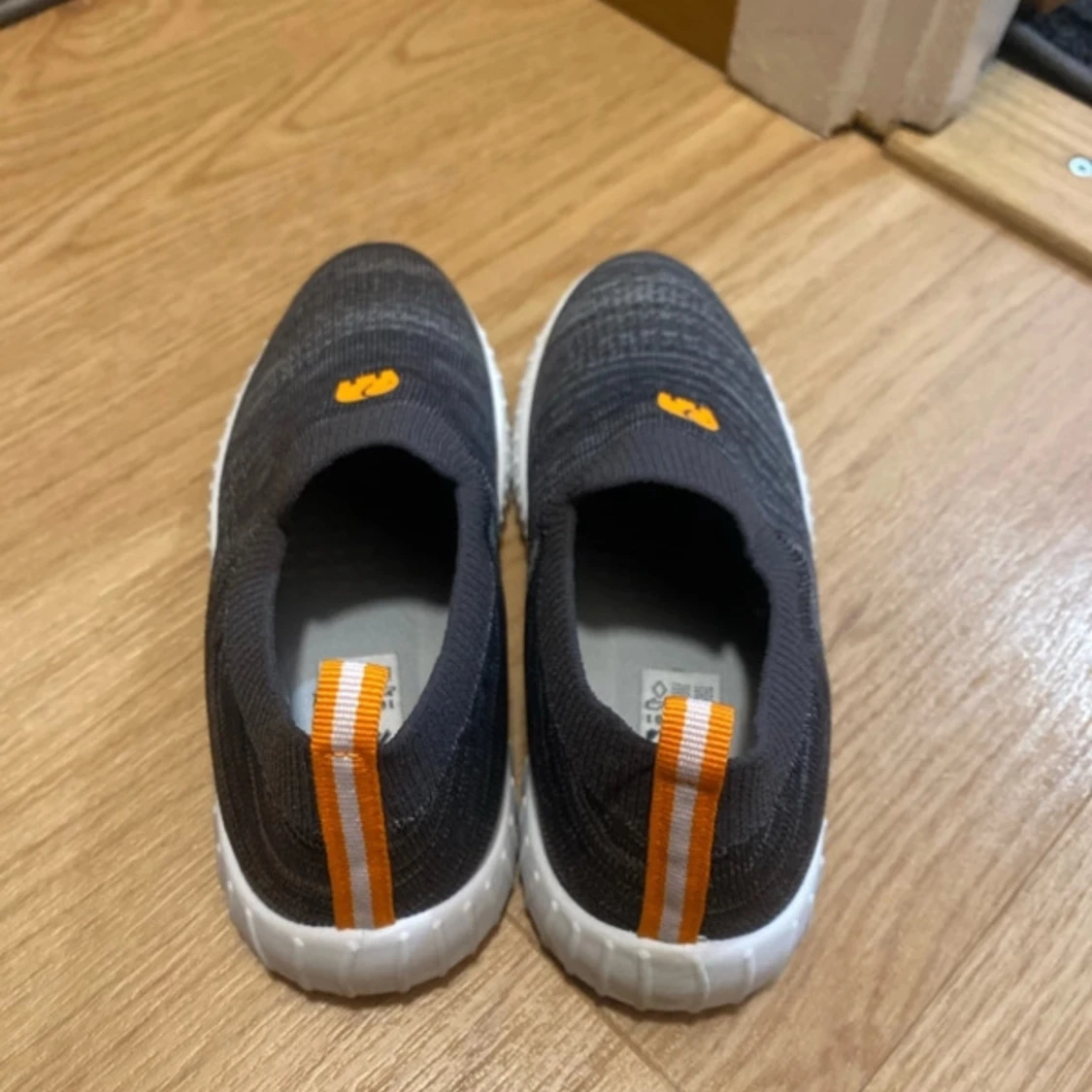 Grå stickade sneakers med elefantdetalj - 2