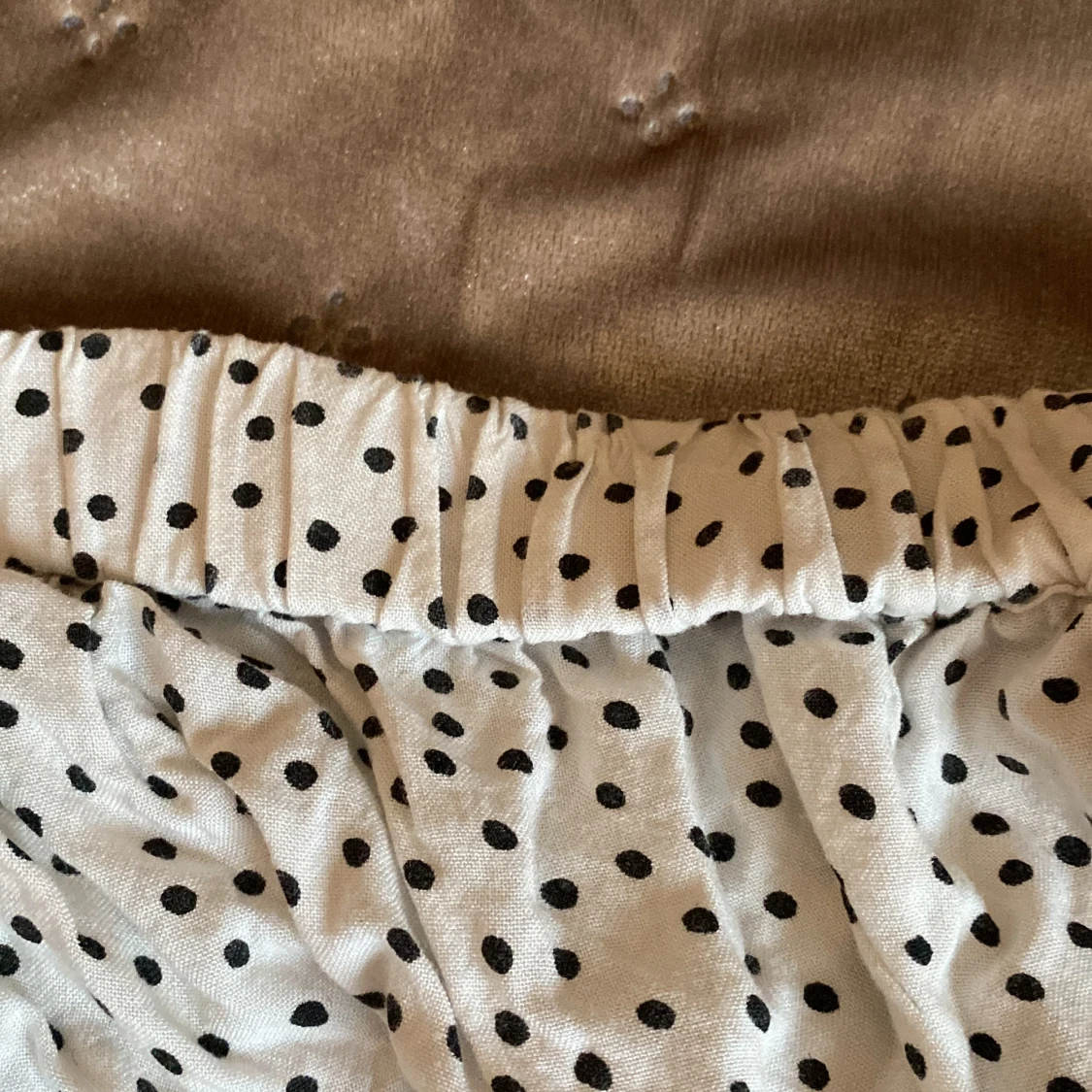 Vit prickig klänning med knytband - 3