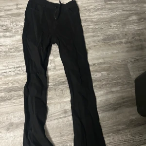 Svarta byxor med bootcut - Snygga svarta byxor med bootcut-stil. Perfekta för en avslappnad look. De har en enkel design med slits