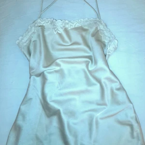 Linne med spets 🤍 - Ett jättefint linne i spets från BikBok som tyvärr aldrig kommit till användning. Den har en öppen rygg där bak med korsade band och sitter väldigt smickrande på kroppen 🤍