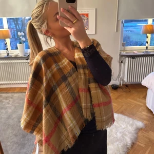 Poncho Zara  - Poncho från Zara i rutigt mönster, knappt använd<3