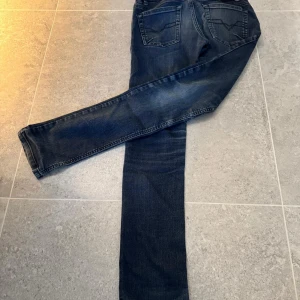 Mörkblå jeansbyxor från Diesel - Snygga mörkblå jeans från Diesel med en slim-skinny passform. De har en klassisk femficksdesign och är tillverkade i stretchmaterial för extra komfort. Perfekta för en stilren look. Byxorna passar ungefär 144-155 Tveka inte på att fråga! 