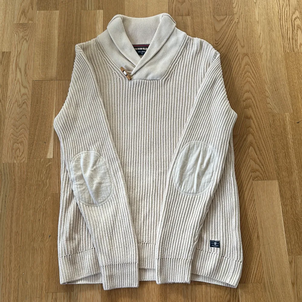 Säljer nu min helt oanvända Jack & Jones Premium - Shawl Neck Stickad Tröja . Neuleet.