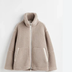 Teddy Jack från hm  - Jätte fin Teddy jacka från hm i storlek M!🫶 skriv om du har några frågor eller om du vill ha fler bilder. Pris kan diskuteras! Skriv innan du köper!