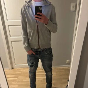 Moncler hoodie - Säljer nu en fräsch Moncler hoodie, perfekt till hösten! Passar dig som har storlek XS/S, hör av dig privat för mer info!🙌