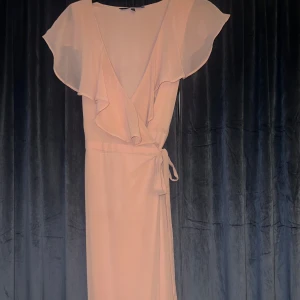 Klänning - En söt lång rosa omlott klänning, använd fåtal gånger alltså super fint skick. Strl S